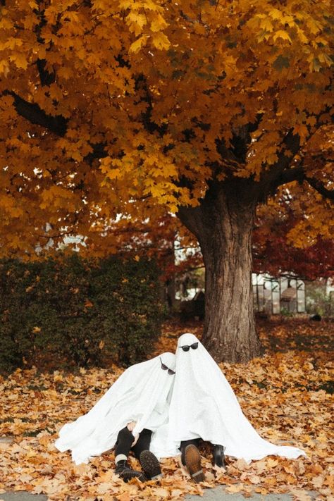 Fall Creative Photography, Ghost Photography Trend, Ghost Sheet Pictures, Sheet Ghost Photoshoot Couple, Ghost Engagement Photos, Pumpkin Head And Ghost Photoshoot, Fall Ghost Photoshoot, Bestie Ghost Photoshoot, Bedsheet Ghost Photoshoot