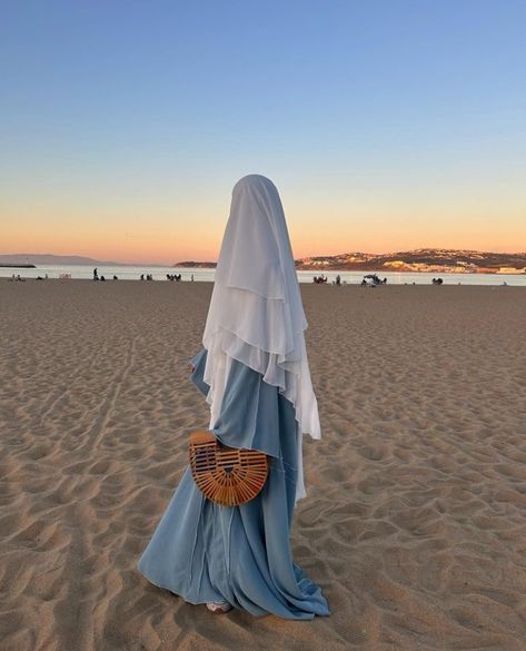 White Khimar, Khimar Style, Khimar Abaya, Abaya Modest, Islam Aesthetic, Blue Abaya, Aesthetic Summer Beach, Muslim Outfit, Hijabi Fits