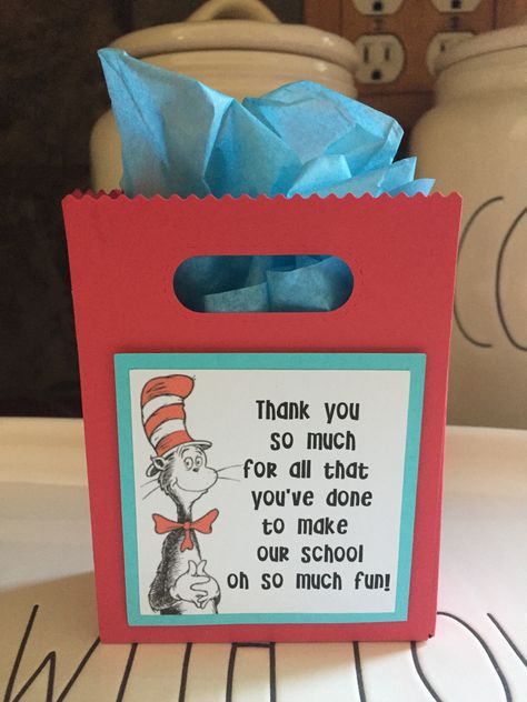 Teacher appreciation gift bag Dr Seuss Teacher Gifts, Dr Seuss Teacher Appreciation Week, Teacher Appreciation Food Ideas, Appreciation Themes, Dr Seuss Teacher, Teacher Appreciation Themes, Leadership Ideas, Teacher Appreciation Doors, Gift Bag Ideas