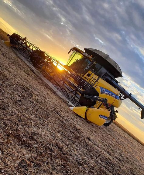 New Holland Tractor Wallpaper, Southern Wallpaper, Tractor Photography, John Deere Tractors Farms, New Holland Agriculture, Manchester City Wallpaper, Country Backgrounds, Tractor Pictures, Country Summer