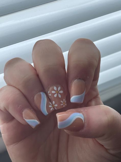 Acrylic on my own nails, lilac, baby blue and white swirls. White daisy style flowers with a yellow centre. Square shape. Acrylic nails. Nail art. Trending 2022 Blue Flower Nails, Powder Blue Nails, Nails Lilac, Daisy Acrylic Nails, Jade Nails, Blue French Tips, Girly Acrylic, Daisy Nails, Type Shi