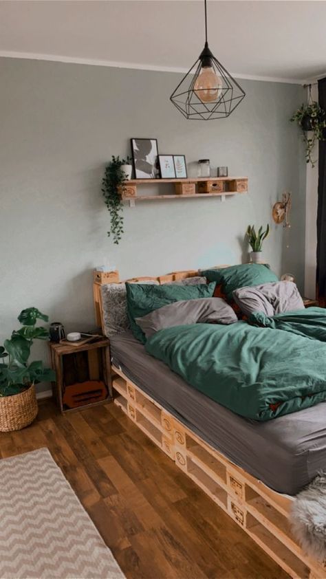 How To Make A Pallet Bed, Diy Pallet Bed Ideas, Palette Bed, Pallet Bed Frame, Diy Pallet Bed, Pallet Bed, Pallet Furniture Bedroom, Redecorate Bedroom, Cozy Room Decor