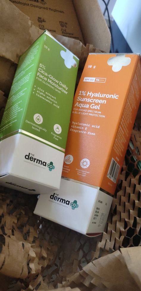 Derma.Co sunscreen : well the best sunscreen from an Indian brand I've used so far n it's non sticky, leaves no white cast, absorbs superfast , is frangnance free. @TheDermaCO Derma Co Sunscreen, Derma Sunscreen, Indian Sunscreen, Hyaluronic Sunscreen, The Derma Co, Plastic Bottle Design, Clear Skin Face Mask, Skin Face Mask, Clear Skin Face