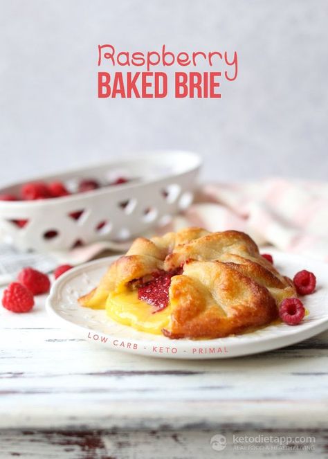 Low-Carb Raspberry Baked Brie (keto, primal, gluten-free) Keto Thanksgiving Recipes, Brie Cheese Recipes, Keto Thanksgiving, Low Carb Holiday, Keto Diet App, Low Carb Appetizers, Lchf Recipes, Brie Cheese, Baked Brie