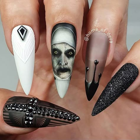 50 Fun Nail Arts For Halloween 2020 - The Glossychic Scary Nail Art, Scary Nails, Horror Nails, Nail Art Halloween, Halloween Acrylic, Halloween Acrylic Nails, Goth Nails, Stiletto Nails Designs, Nail Art Wedding