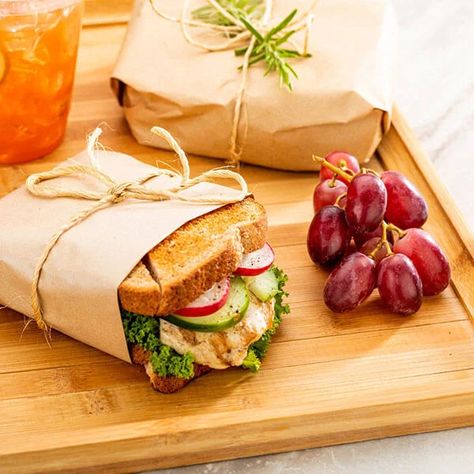 Sandwich Wrapping, Yummy Sandwiches, Food Paper, Sandwiches Wraps, Cold Sandwiches, Fingerfood Party, Paper Food, Food Basket, Food Wraps