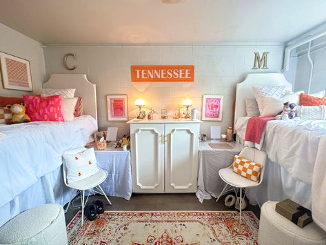 pink and orange themed tennessee dorm room #utk #tennessee #rockytop #universityoftennessee #pink #orange #gbo #pinkandorange #dorm Light Pink Dorm Room, Pink And Orange Dorm Room, Orange Dorm Room, Pink And Orange Dorm, Sorority Dorm Room, Dorm Room Ideas Pink, Dorm Blue, Dreamy Dorm Room, Pink Dorm Room Decor