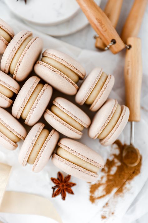 Gingerbread Macarons - Everything Marina Macaron Christmas Flavors, Gingerbread Macarons Recipe, Christmas Macaroons Recipe, Christmas Macaron Flavors, Christmas Macarons Recipe, Gingerbread Ganache, Christmas Macarons Flavors, Ginger Macarons, Macaroon Flavors