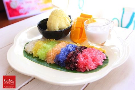 Sweet sticky rice and yellow mango. Traditional Thai dessert. Authentic Desserts, Yellow Mango, Sweet Sticky Rice, Thai Desserts, Asian Dessert, Mango Sticky Rice, Art Cafe, Pretty Dishes, Natural Food Coloring