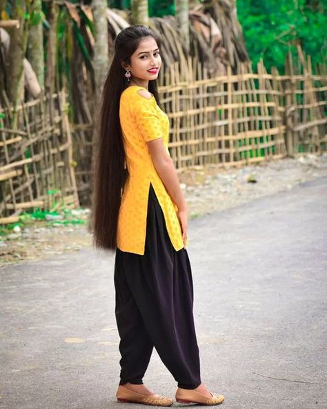 Status Photo, Casual Boho Outfits, Holi Photo, New Photo Style, Dslr Background, Galaxy Pictures, Pose Style, Hand Pictures, Indian Hair