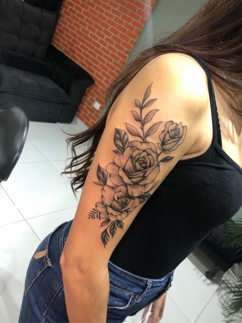 Insta do tatuador: @ale_luv_tattoo Roses Tattoo Upper Arm, Rose Tattoo Arm Upper, Rose Upper Arm Tattoos For Women, Upper Arm Rose Tattoos For Women, Outer Bicep Tattoo Women, Rose Upper Arm Tattoo, Upper Arm Tattoos For Women Meaningful, Rose Tattoo Upper Arm, Rose Sleeve Tattoo Women