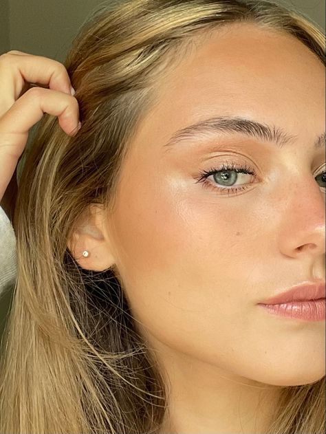 Fresh Glowy Makeup Natural Looks, Light Makeup Looks Freckles, Dewey Light Makeup, Kaitlyn Bell Makeup, Glowy Simple Makeup Look, Extremely Simple Makeup, Very Light Natural Makeup, Natural Makeup On Blondes, Minimalistic Prom Makeup