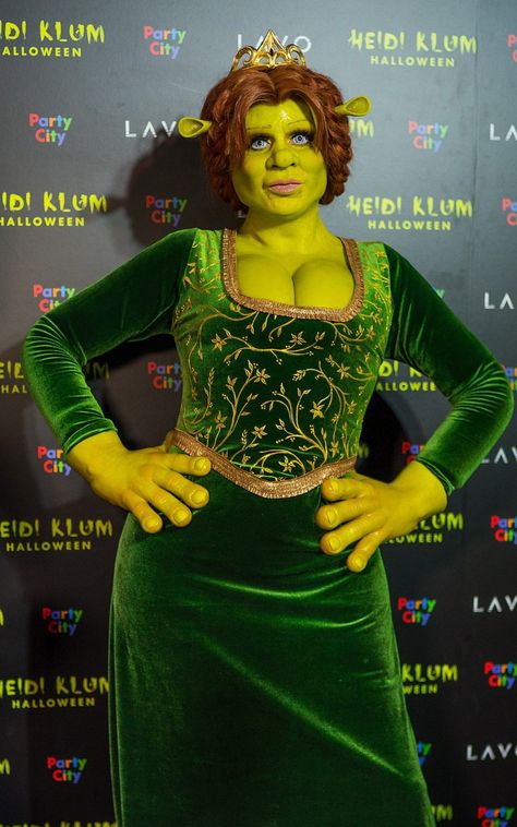 How Heidi Klum transformed herself into Shrek's Princess Fiona for Halloween costume Disney Costumes For Women, Heidi Klum Halloween Costume, Heidi Klum Dress, Fiona Costume, She Is Special, Fiona Shrek, Halloween City, Best Celebrity Halloween Costumes, Princess Fiona