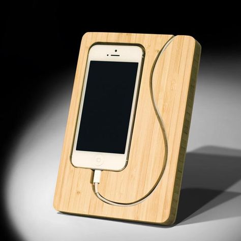 15 Creative Wooden iPhone Stands Iphone Dock, Dremel Projects, Ipad Stand, Cool Ideas, Diy Phone, Docking Station, Charging Station, Dremel, Wood Design