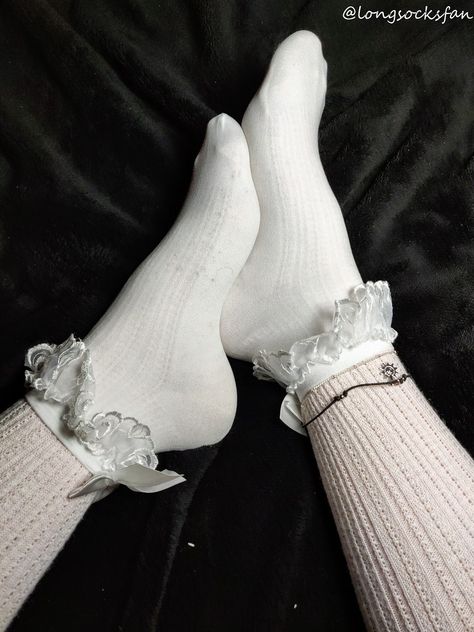 Frilly Socks Aesthetic, Frilly Socks Outfit, Knee Socks Outfits, Heels And Socks, Girls Ankle Socks, Lace Ankle Socks, Socks Aesthetic, Frilly Socks, Long Shoes