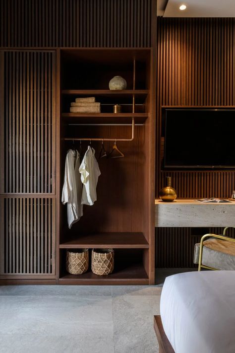 Closet Inside Bathroom Ideas, Natural Wood Walk In Closet, Hotel Open Wardrobe, Open Built In Wardrobe, Built In Open Wardrobe, Hotel Room Storage Ideas, Walnut And Oak Interior, Hotel Closet Design, Hotel Room Closet