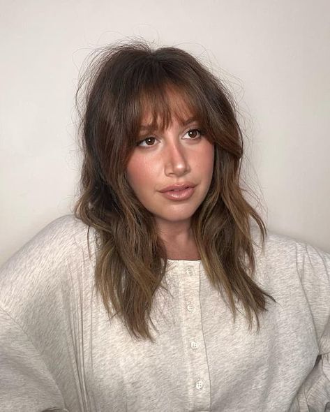 50 Chic Medium-Length Haircuts with Layers and Bangs Ashley Tisdale Hair, Wavy Layered Haircuts, Brunette Bangs, Haircuts With Layers, Classic Haircut, Layers And Bangs, Beauty Hair Color, Medium Layered Hair, Wavy Haircuts