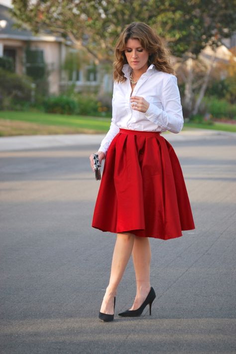 Tea Length Skirts, Circular Skirt Outfit, Red And White Dress Outfit, White Shirt With Skirt, Red Skirt Outfit Ideas, Skirt And White Shirt, Red Skirt Outfit, Red Skirt Outfits, Estilo Chic Casual