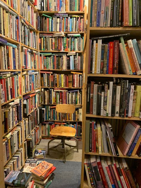 Cozy Bookshelf, Bookshelves Aesthetic, Bookshelf Room, Bookshelf Aesthetic, Warm Aesthetic, Decorating Bookshelves, Reading Library, Home Library Design, Home Libraries