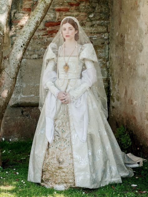 you look for dead men’s shoes — Catherine of Aragon’s wedding dress in The Spanish... Charlotte Hope, Tudor Gown, The Spanish Princess, Tudor Dress, Spanish Queen, Tudor Fashion, Spanish Princess, Tudor Costumes, Costume Venitien