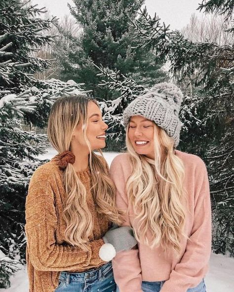 Loving the loose pigtails. Best Friend Fotos, Photography Hashtags, Bff Pics, Snow Photoshoot, Snow Pictures, Best Friend Photoshoot, Winter Photoshoot, Bff Photoshoot, Winter Photo