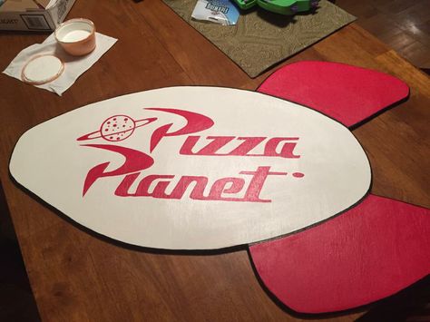 The Pizza Planet sign my husband made for Logan's Toy Story party! Www.thecutestboyintheworld.com  #thecutestboyintheworld Toy Story 5 Birthday Party Ideas, Toy Story School Decorations, Toy Story Party Decorations Diy, Pizza Planet Sign, Toy Story Decorations, Buzz Lightyear Party, Toy Story Halloween, Toy Story Party Decorations, Toy Story Baby