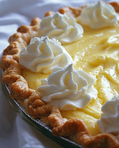 Lemon Chiffon Pie, Chiffon Pie, Lemon Dessert Recipes, Lemon Chiffon, Lemon Pie, Meringue Pie, Delicious Pies, Easy Treats, Lemon Desserts