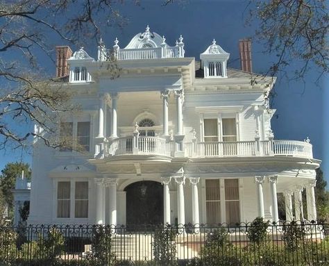 Classic Colonial Revival with Palladian window, paired columns & windows Colonial House With Columns, White Victorian Mansion, Colonial Mansion Exterior, French Colonial Homes Exterior, French Colonial Mansion, Colonial Revival Architecture, Palladian Window, Georgian Revival, Colonial Mansion