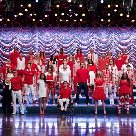 Glee on Instagram: “The music, the music, THE MUSIC! The performances during the finale were seriously unreal. #glee” Melissa Blake, Glee Wallpaper, Huge Tv, Jonathan Groff, Glee Fashion, Glee Club, Rachel Berry, Chris Colfer, Dianna Agron