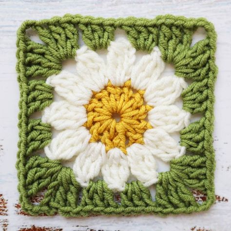 How to Crochet a Daisy Granny Square. With this easy video tutorial, You will learn exactly how to crochet these fun daisy granny squares. Motifs Granny Square, Easy Granny Square, Crochet Granny Square Tutorial, Granny Square Tutorial, Crochet Baby Bonnet, Crochet Baby Sweaters, Flower Granny Square, Treble Crochet Stitch, Crochet Daisy