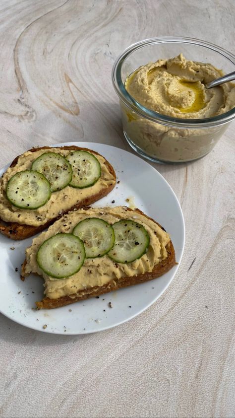 Hummus Toast Aesthetic, Fitgirl Aesthetic, Toast Aesthetic, Hummus Toast, Healthy Lunch Meal Prep, Wellness Recipes, Healthy Food Motivation, Healthy Lifestyle Food, Healthy Snacks Easy