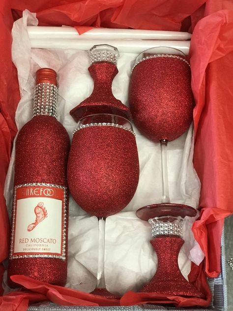 Bling Wine Bottle, Glitter Bottle Diy, Alcohol Bottle Decorations, Glitter Wine Glasses Diy, Bedazzled Liquor Bottles, Glitter Wine Bottles, Glass Crafts Diy, Decorated Liquor Bottles, Alcohol Bottle Crafts