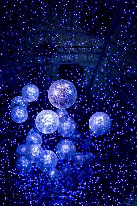 Blue Mirrorball, Moon Photobooth, Gala Entrance, Afro Disco, Moon Vibe, Instagram Pictures Aesthetic, 70's Aesthetic, Decor Natal, Christmas Instagram Pictures