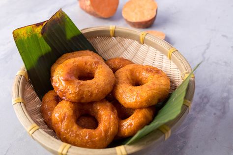 Definitely everyone’s favourite 😍 do you know that making kuih keria is super easy? Try it now https://asianfoodnetwork.com/en/recipes/cuisine/malaysian/kuih-keria.html Kuih Keria, Oxtail Soup, Japanese Sweet Potato, Sugar Donut, Beef And Rice, Dutch Recipes, Ramadan Recipes, Peeling Potatoes, Melaka