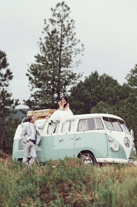 Picture on my dad's prized VW bus. VW bus at a mountain wedding. Mint blue wedding. Vintage wedding. Vw Bus Wedding, Vw Bus Photo, Van Hippie, Vintage Car Wedding, Combi Volkswagen, Hippie Wedding, Vw Vintage, Foto Tips, Vintage Vw