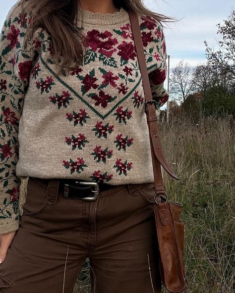 thrifted fall outfit Granola Western Aesthetic, Western Granola Aesthetic, Western Granola Outfits, Cold Western Outfit, Granola Western, Thrift Manifest, Granola Outfits, Thrift Style, Healing Room