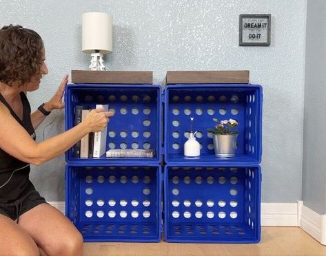 Milk Crate Seats, Milk Crate Shelves, Plastic Milk Crates, Crate Shelves Diy, Milk Crate Ideas, Crate Seats, Mini Crates, Crate Bookshelf, Crate Ideas