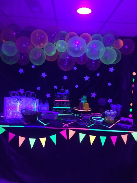 Glow In The Dark House Party, Glow In The Dark Party Decorations, Glow In The Dark Centerpieces, Glow In The Dark Pool Party, Glow In The Dark Decorations, Party Basement, Party Card Box, Glow Dance, 28 Birthday