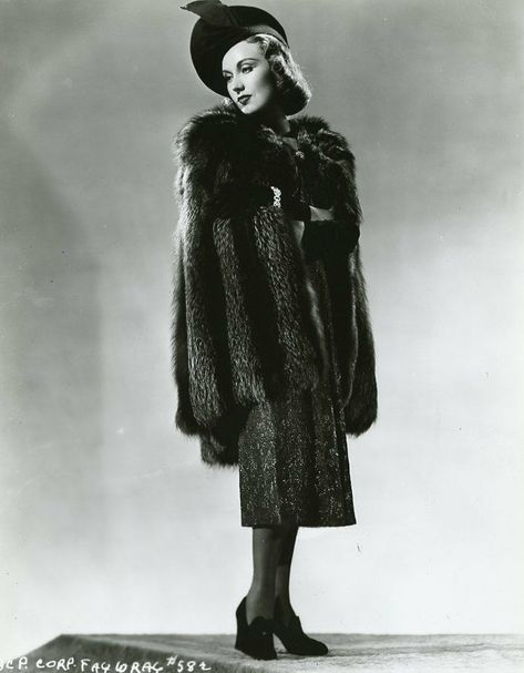 Vintage Headwear, Erich Von Stroheim, Fay Wray, Vintage Actresses, 50s Outfits, Fashion 1940s, Film Genres, Classic Actresses, 40s Fashion