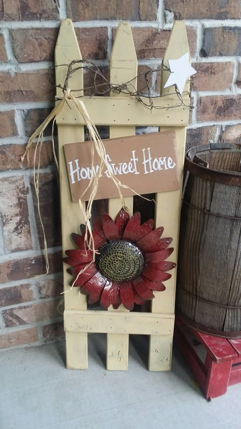 Picket Fence Post Crafts, Picket Fence Panel Decor, Picket Fence Signs Diy, Wood Fence Crafts Diy Projects, Fence Pailings Craft, Wooden Picket Fence Craft Ideas, Old Picket Fence Ideas Diy Projects, Fence Crafts Diy Projects, Picket Fence Crafts Diy Projects