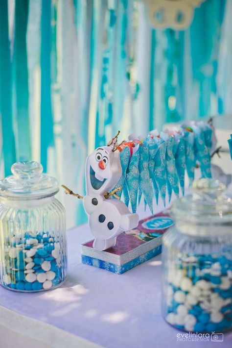 Candy jars at a Frozen birthday party! See more party ideas at CatchMyParty.com! Candy Bar Frozen, Frozen Party Food, Frozen Birthday Party Ideas, Frozen Party Favors, Frozen Photos, Frozen Party Decorations, Disney Frozen Party, Frozen Birthday Theme, Ideas Cumpleaños