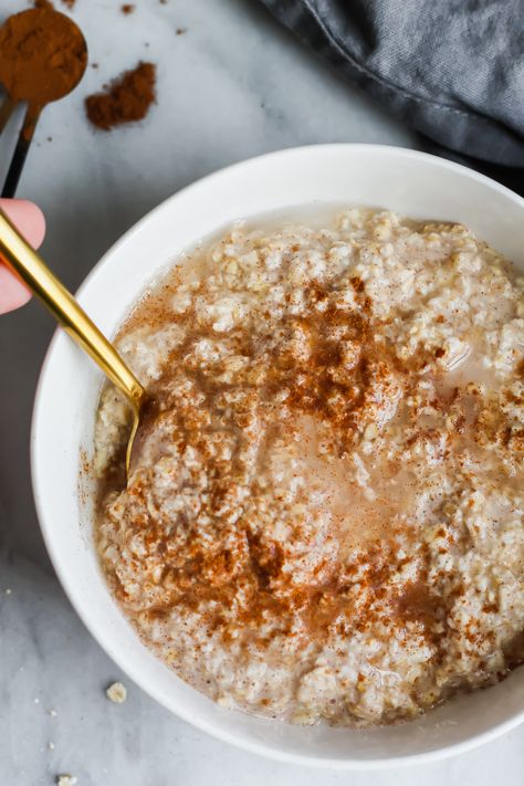 These Cinnamon Roll Overnight Oats are vegan, filled with cinnamon roll flavor, have a easy icing glaze and are the easiest breakfast to meal prep! #overnightoats #cinnamonrollovernightoats #veganbreakfast Cinnamon Roll Overnight Oats, Icing Glaze, Easiest Breakfast, Oats Recipes Breakfast, Oats Overnight, Easy Icing, Oat Recipes Healthy, Overnight Oats Recipe Healthy, Overnight Oats Healthy