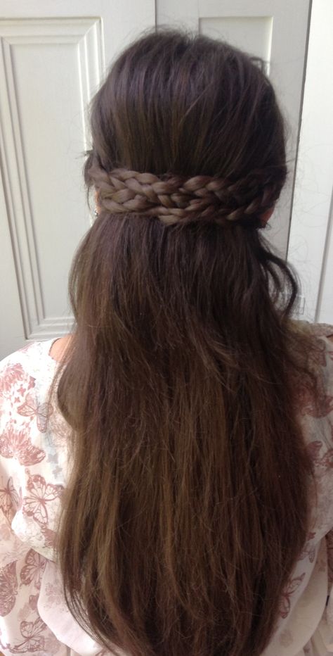 The hairstyle Annabelle had on Lancelot's first day of basic training in Lancelot Ren Faire Hair Short, Maiden Hairstyles, Ren Faire Hairstyles, Medieval Hair, Fairytale Hair, Medieval Hairstyles, Dramatic Hair, Fantasy Hair, Queen Hair