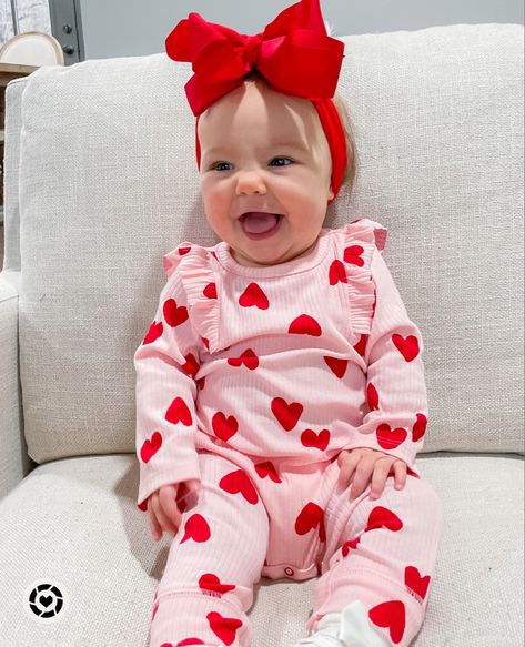 Newborn Valentines Outfit, Baby Girl Valentines Day Outfit, Toddler Girl Valentines Day Outfit, Valentines Baby Outfit, Scenario Ideas, Baby Girl Valentines Day, Baby Valentines Shirt, Valentines Minis, Valentines Pictures