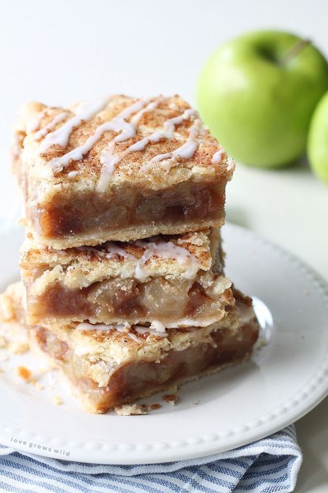 These Apple Pie Bars are the perfect handheld dessert and SO delicious! Made with fresh apples and topped with a sweet vanilla glaze! | LoveGrowsWild.com Apple Pie Bars Recipe, Apple Pie Bars, Pie Bar Recipes, Gourmet Cakes, Pie Bars, Pie Bar, Apple Desserts, Apple Recipes, Dessert Bars