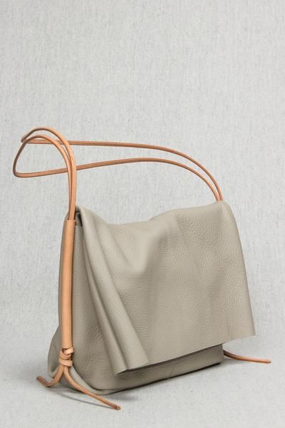 Minimal Leather Bag, Bag Strap Ideas, Sacs Tote Bags, Leather Bag Design, Sac Diy, Fall Handbags, Soft Leather Bag, Folding Bag, The Fold