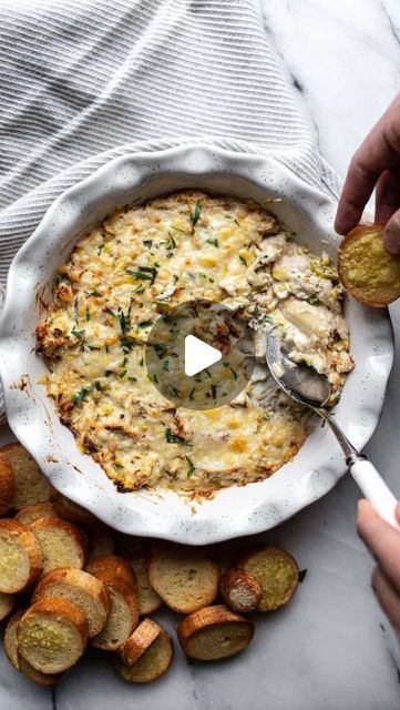 FEMALE FOODIE on Instagram: "This crab & artichoke dip is DREAMY 😍

INGREDIENTS

1 cup sliced leeks, about 1 large leek
1 tablespoon butter
kosher salt and cracked black pepper
2 cloves garlic
4 ounces cream cheese
1/4 cup mayo
1/2 lemon, zest & juice
1 tablespoon fresh tarragon, plus extra for garnish
1/2 cup marinated artichoke hearts
1 1/2 cups fontina cheese
10 ounces fresh jumbo lump or lump crab meat
1 baguette
2 tablespoons melted butter

Get the full, delicious recipe on femalefoodie.com (click our “recipes” link in bio or google “female foodie crab artichoke dip”). 

Recipe developed by @wildsaltstudio 💛

#femalefoodie femalefoodierecipe #diprecipe #holidayappetizers #appetizers #easyappetizers #crabdip" Crab Artichoke Dip, Bday Food, Crab And Artichoke Dip, Female Foodie, Marinated Artichoke Hearts, Lump Crab Meat, Fontina Cheese, Crab Dip, Artichoke Dip