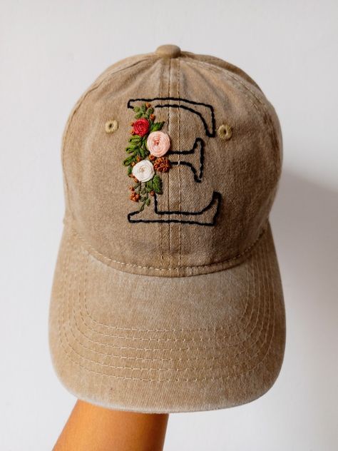 Hand Embroidery On Hats, Hand Embroidered Hat, Embroidery Caps Ideas, Hat Embroidery Ideas, Embroidered Hats Ideas, Embroidery Hats, Fabric Paint Shirt, Bone Bordado, Embroider Ideas