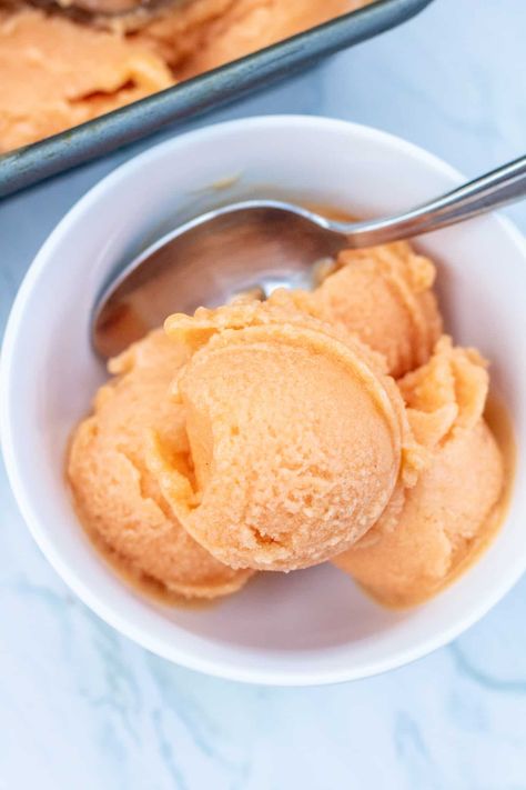 This 4 Ingredient Peach Sorbet is so easy to make, a great way to use those fresh summer peaches, and makes a delicious healthy summer treat! #peachsorbet #recipe #healthy Peach Frozen Yogurt, Healthy Summer Treats, Homemade Sorbet, Sorbet Is, Apricot Recipes, Fruit Sorbet, Peach Sorbet, Sorbet Recipes, Light Desserts