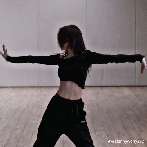 Dance Aesthetic Kpop, Sakura Body Lesserafim, Lesserafim Workout, Le Sserafim Workout, The World Is My Oyster, Dancer Aesthetic, Relaxed Pose, Neural Pathways, Dance Motivation